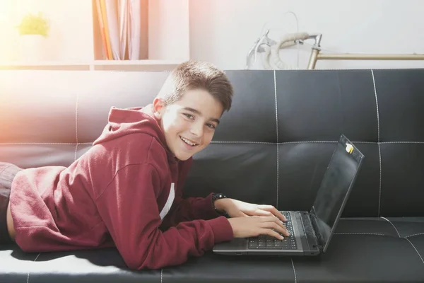 Niño con el ordenador portátil —  Fotos de Stock