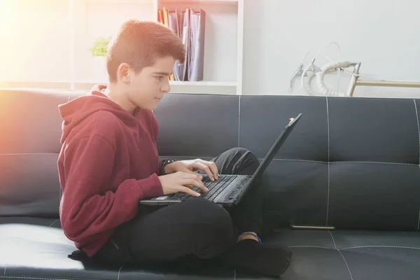 Kind met de computer-laptop — Stockfoto