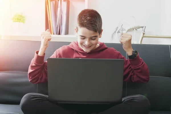 Barn med dator laptop — Stockfoto