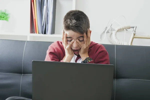 Kind met de computer-laptop — Stockfoto