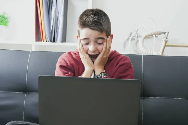 Çocuk bilgisayar dizüstü bilgisayar ile — Stok fotoğraf