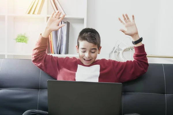 Dziecko z komputer laptop — Zdjęcie stockowe