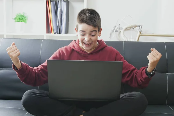 Niño con el ordenador portátil — Foto de Stock