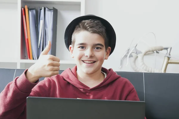 Kind met de computer-laptop — Stockfoto