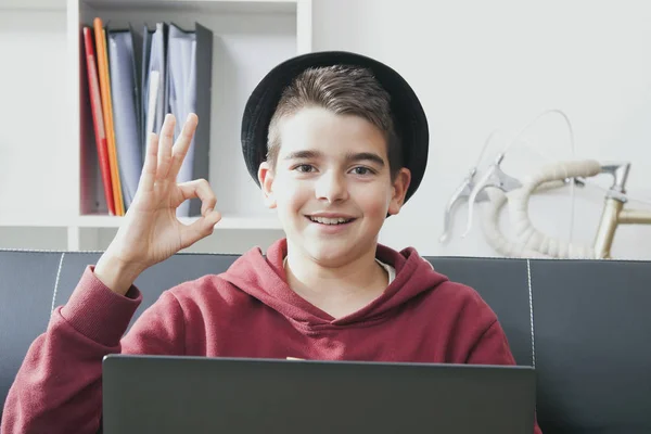 Niño con el ordenador portátil —  Fotos de Stock