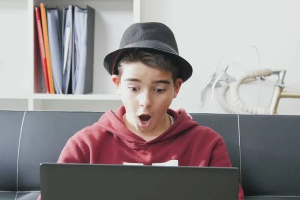 Παιδί με το φορητό υπολογιστή — Φωτογραφία Αρχείου