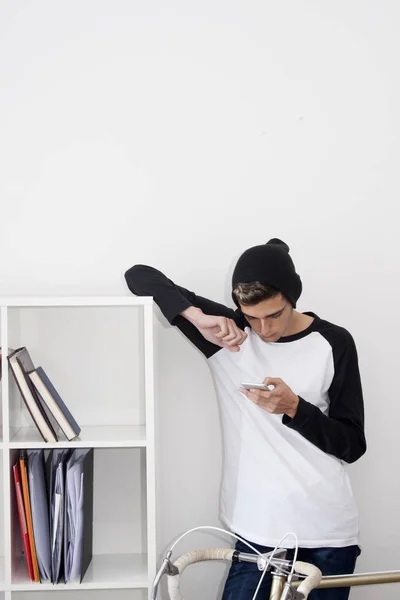 Hombre con móvil pone en apartamento — Foto de Stock