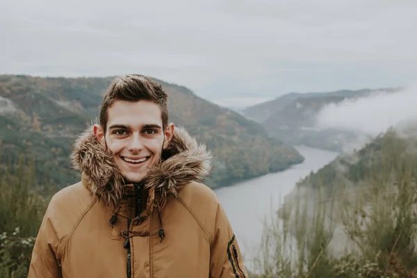 Jovem com a paisagem — Fotografia de Stock