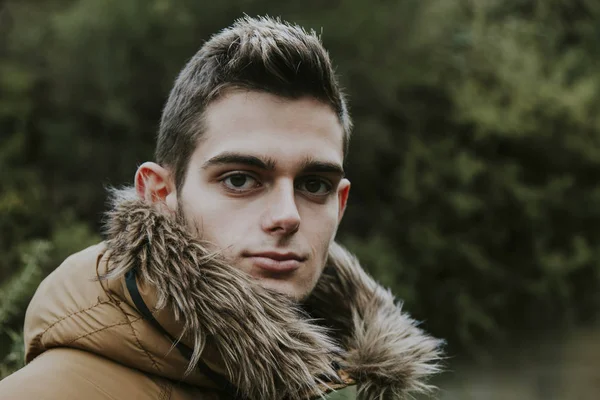 Joven en invierno —  Fotos de Stock