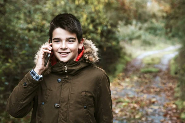 Menino jovem com o celular — Fotografia de Stock