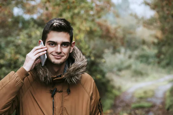 Jongen met cellphone — Stockfoto