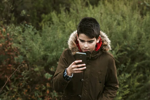 Enfant avec téléphone portable — Photo