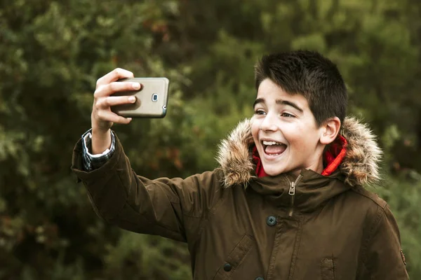 Kind mit dem Handy — Stockfoto