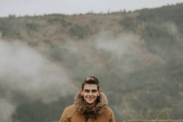 Man in het landschap van bergen — Stockfoto