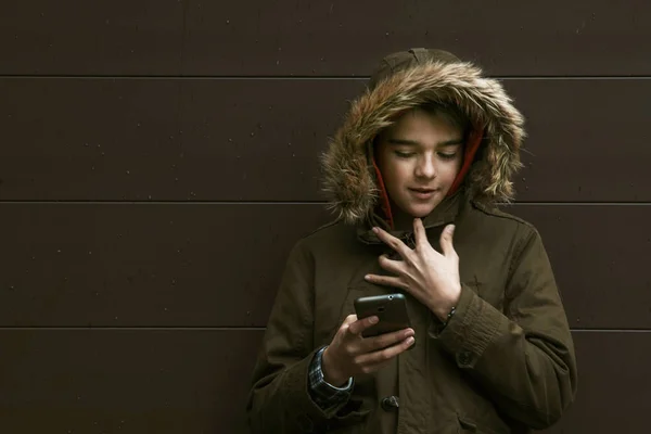 Enfant avec téléphone portable — Photo