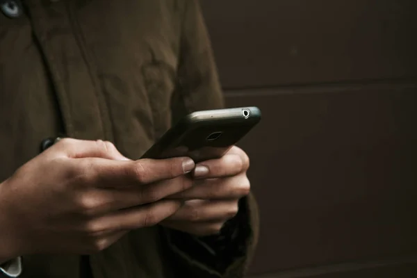 Manos con teléfono móvil — Foto de Stock