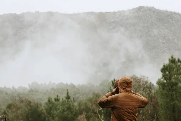 Hombre en el bosque —  Fotos de Stock