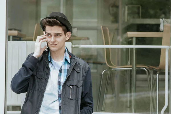 Jovem com telefone celular — Fotografia de Stock