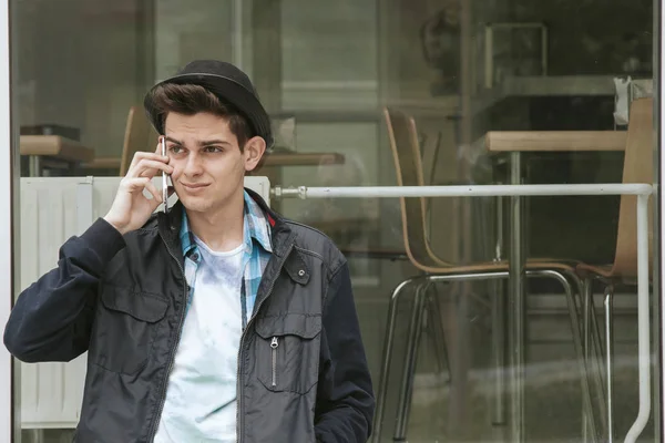 Jonge man met mobiele telefoon — Stockfoto