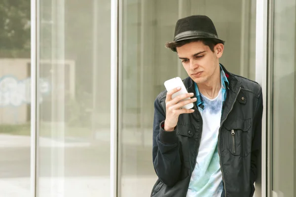 Νεαρός άνδρας με κινητό τηλέφωνο — Φωτογραφία Αρχείου