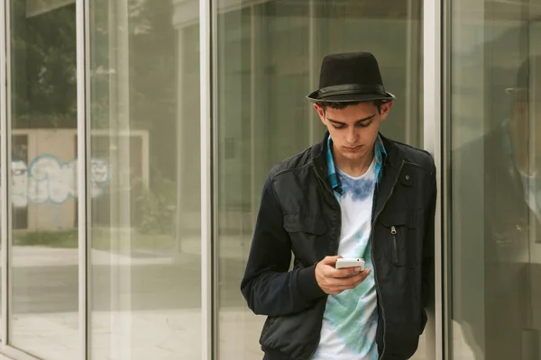 Молодий чоловік з мобільним телефоном — стокове фото