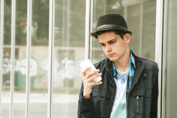 Jeune homme avec téléphone portable — Photo