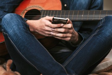 cep telefonu ile genç