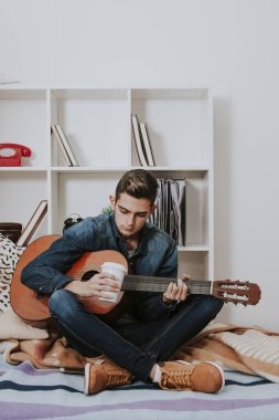 adam gitar ile
