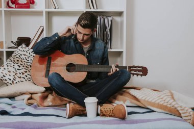 adam gitar ile
