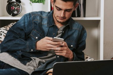 Cep telefonu olan adam.