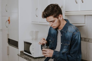 mutfakta kahve içme 