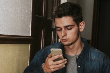 adam cep telefonu evde