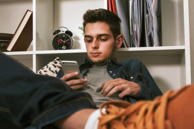 Cep telefonu olan adam.