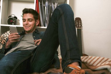 Cep telefonu olan adam.