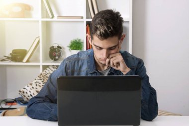 adam bilgisayar dizüstü bilgisayar ile