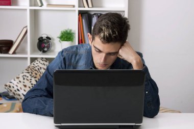 adam bilgisayar dizüstü bilgisayar ile