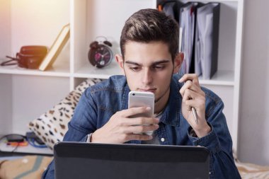 Modern adam mobil pone ve dizüstü