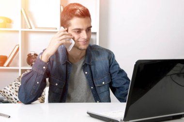 Cep telefonlu genç adam.