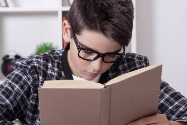 Öğrenciler, çocuk kitapları ile