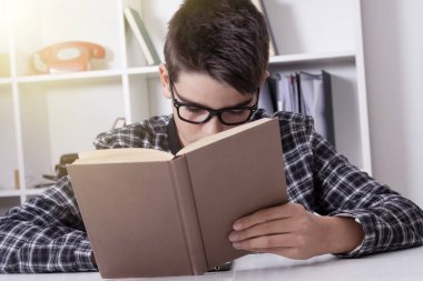 Öğrenciler, çocuk kitapları ile