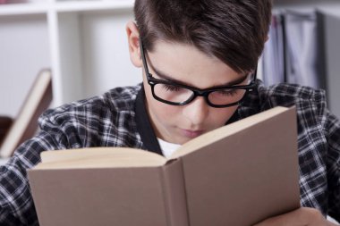 Öğrenciler, çocuk kitapları ile