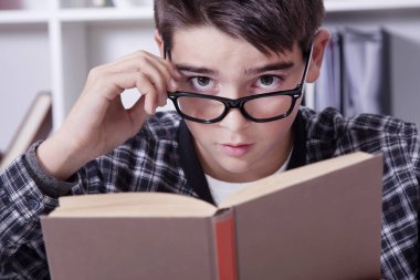 Öğrenciler, çocuk kitapları ile