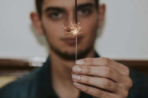 Manos que sostienen la bengala ardiendo — Foto de Stock