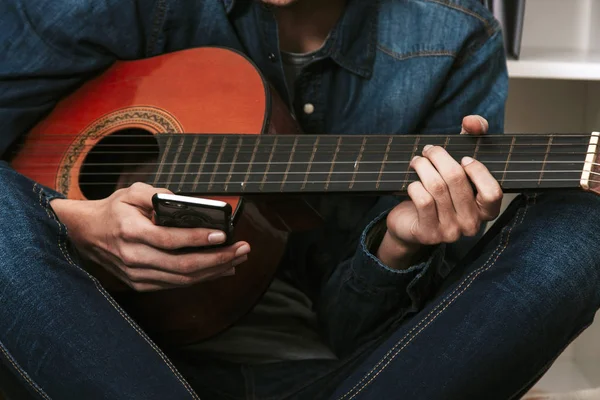 Joven con teléfono móvil — Foto de Stock