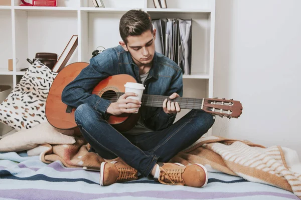 Man met de gitaar — Stockfoto