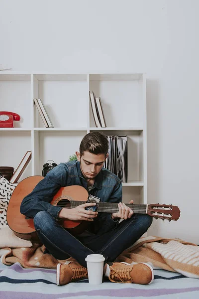 Man met de gitaar — Stockfoto