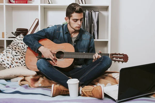 Man with guitar — Stock Photo, Image