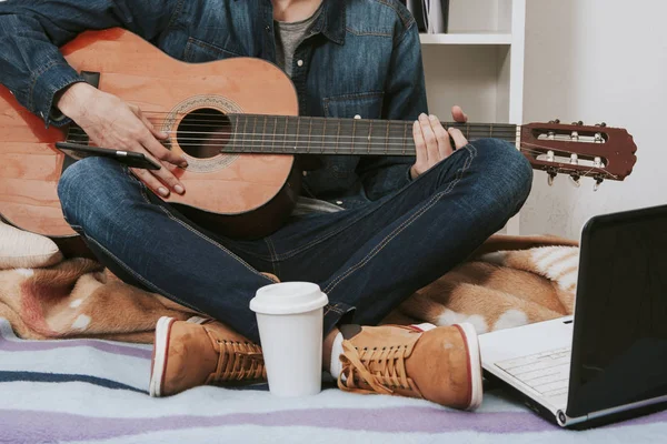 Young with guitar — Stock Photo, Image