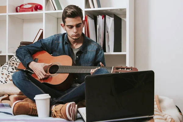 Man met de gitaar — Stockfoto