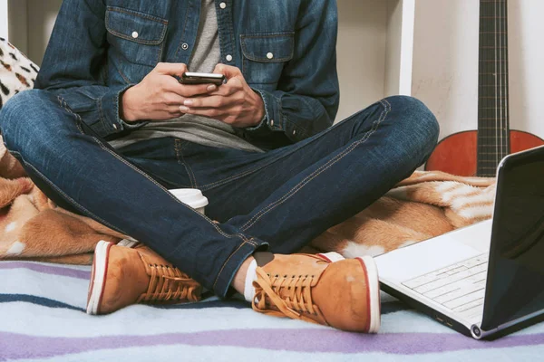 Jeune avec téléphone portable — Photo